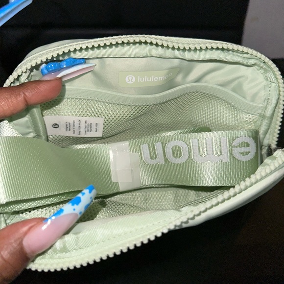 Lululemon Everywhere Belt Bag 1L- Kohlrabi Green/White - Picture 8 of 12